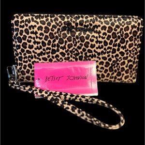 🐆BETSEY JOHNSON ZIP AROUND LEOPARD PRINT WRISTLET/WALLET🐆NWT